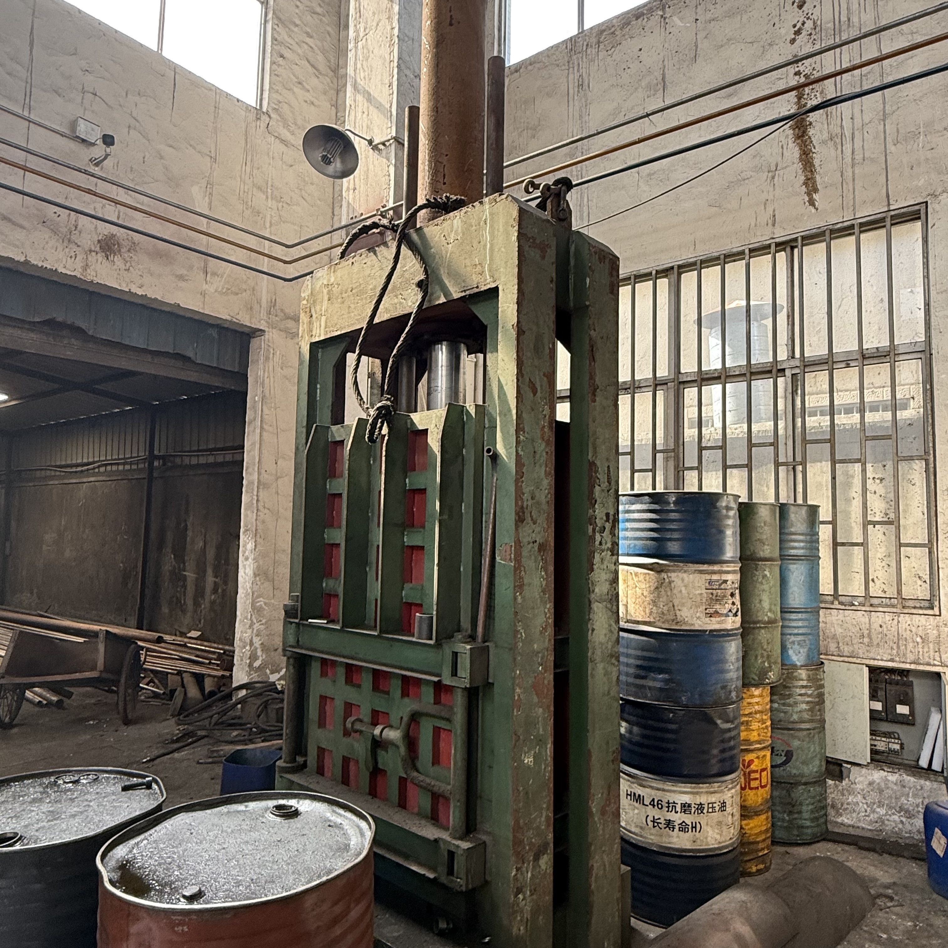 High-Density 100Ton Vertical Cardboard Baler 350–500kg Bale Weight With Low Energy Consumption